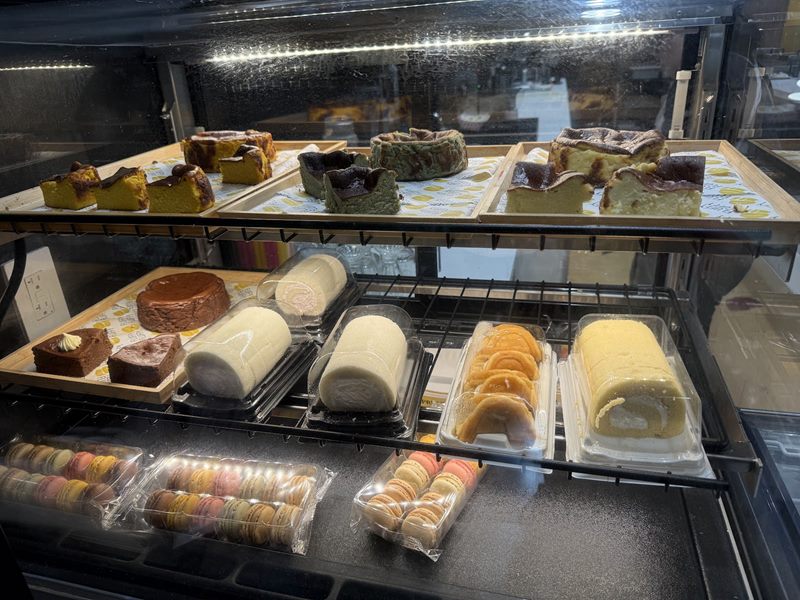 Fluffy Fluffy Dessert Cafe interior
